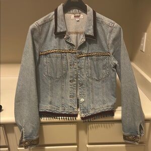 Blue Jean Jacket with Classic Styling and Cropped Cut